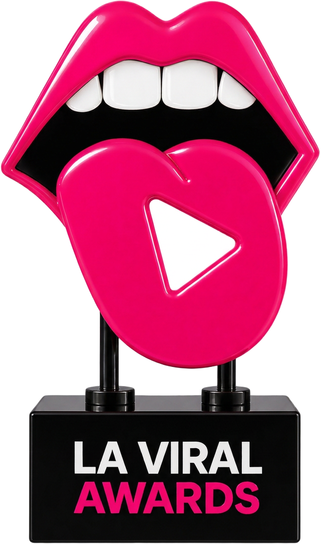 Trofeo Viral Awards: labios fucsia con lengua en forma de botón de play sobre peana negra